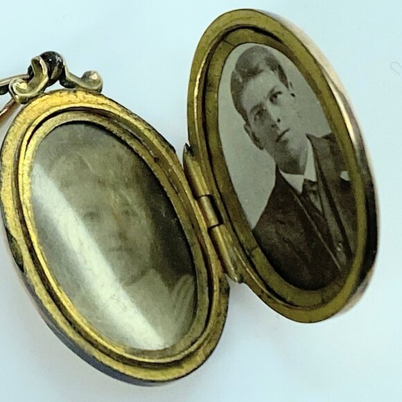 1911s 9CT Backs & Front oval Locket charm pendant 3.7 grams JR9949